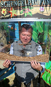 Neu auf dem Oktoberfest 2018: Dschungelcamp mit vielen Prüfungen, wie sie hier Bürgermeister Josef Schmid testet (©Foto: Martin Schmitz)